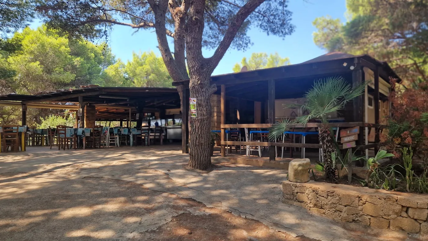 Area bar e ristorante del campeggio sotto i pini