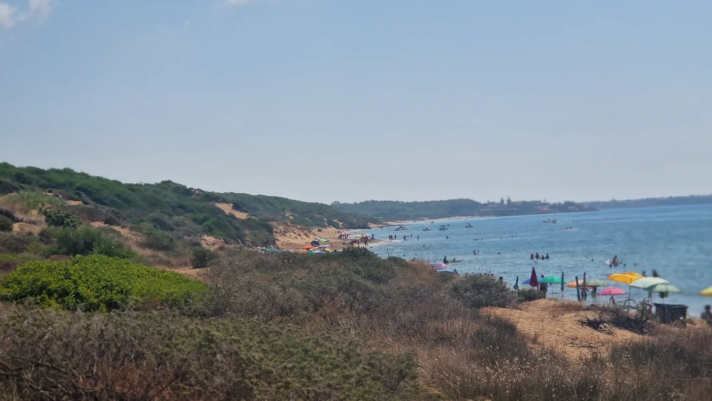 La spiaggia del campeggio con dune e mare