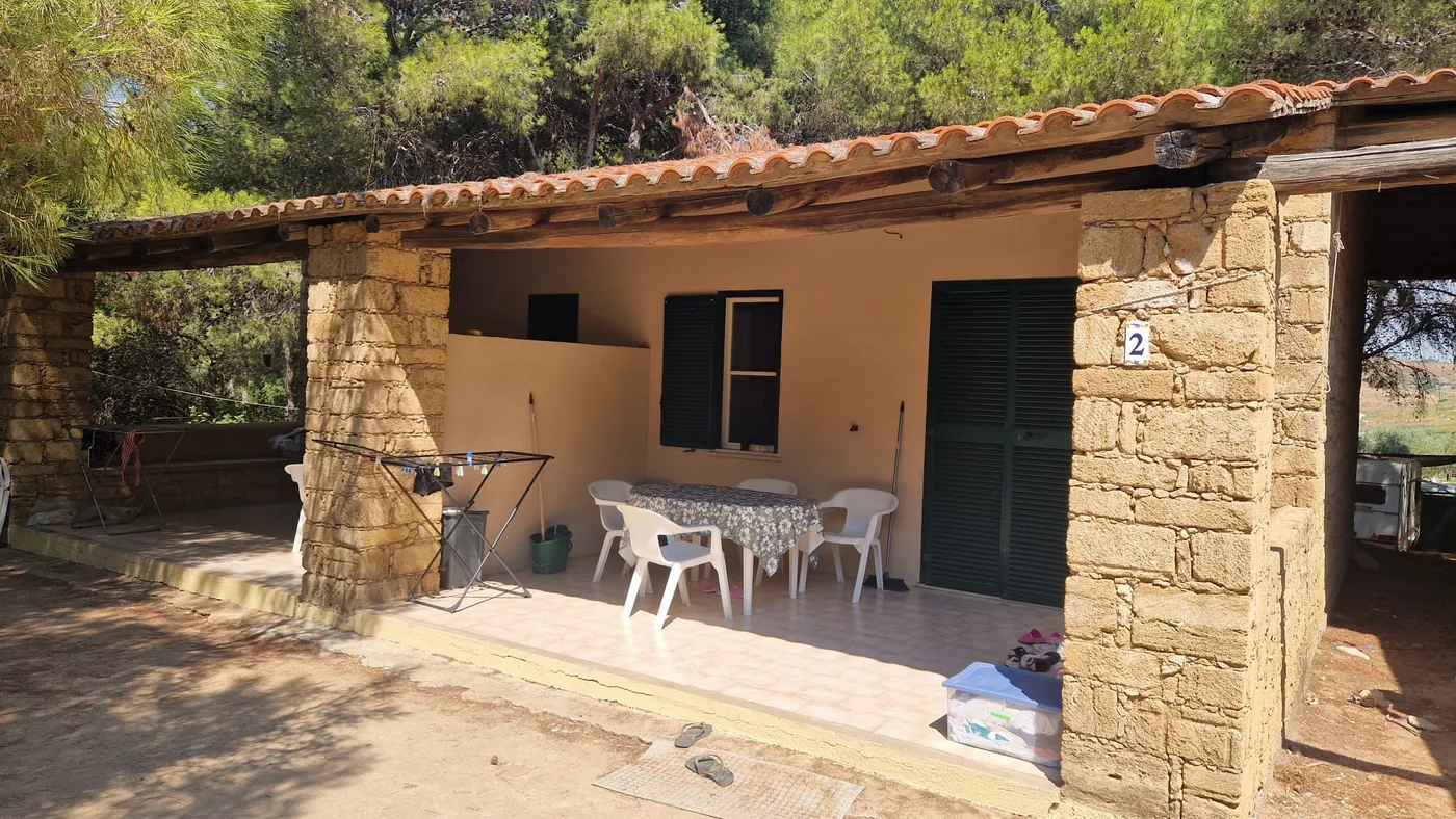 Veranda di un bungalow con tavolo e sedie