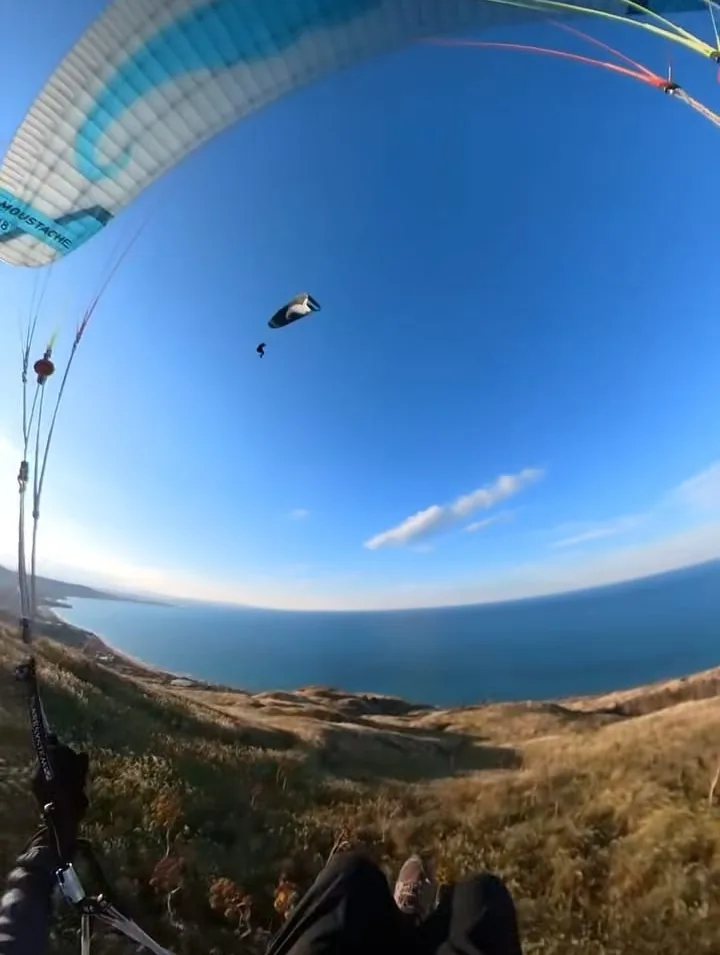 Vista fisheye sul mare blu dal parapendio