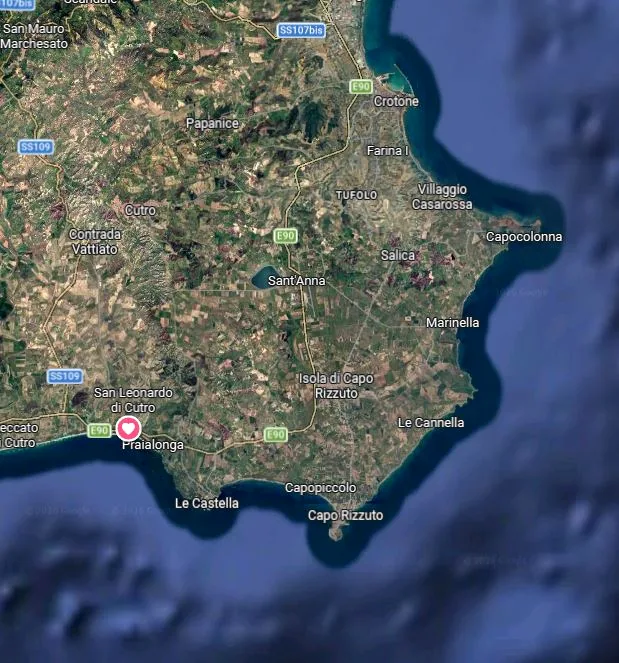 Mappa satellitare della zona di Crotone e Isola di Capo Rizzuto con la posizione del campeggio alla spiaggia di Sovereto