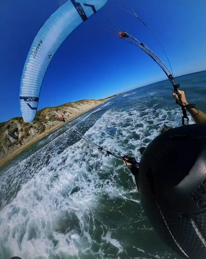 Volo sopra il mare con la vela Bandit lungo la costa